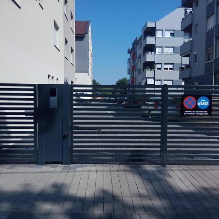 Apartment Cherry Gold 兹雷尼亚宁 外观 照片